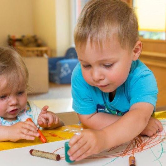 Kinder konzentriert beim Malen